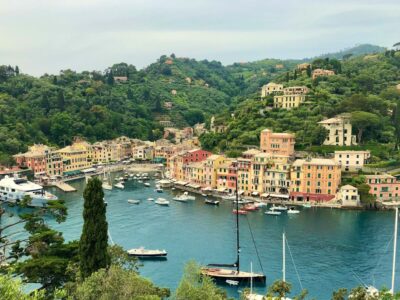 Portofino limanı ve renkli sahil evleri